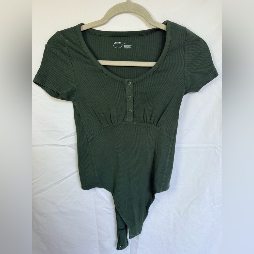 Aerie Green Ribbed Henley Snap‎ Button
Bodysuit Size S